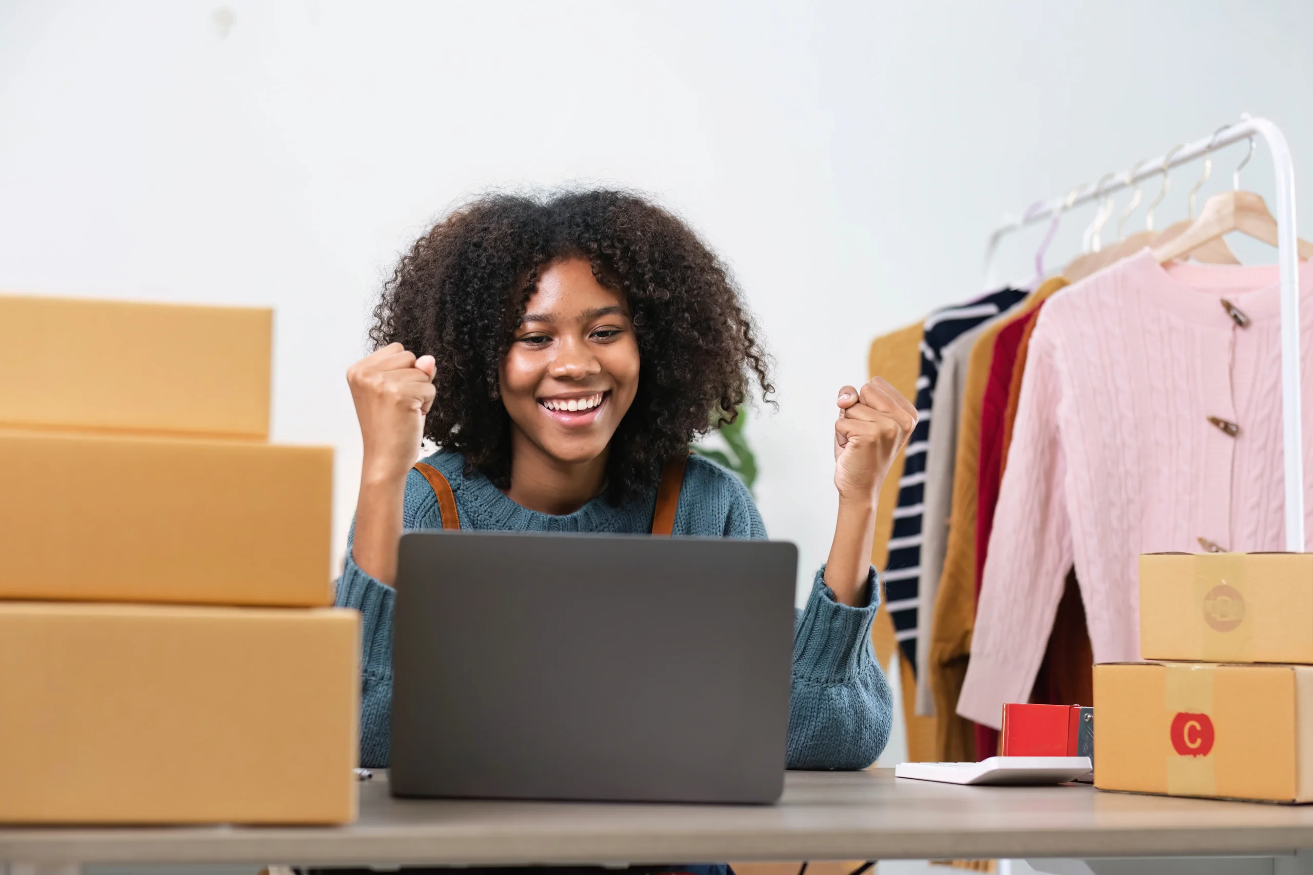 Tableau de bord analytics site e-commerce montrant ventes chiffre affaires taux conversion mots-clés SEO